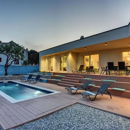 Leonardo With Private Pool Just Minutes From The Villa