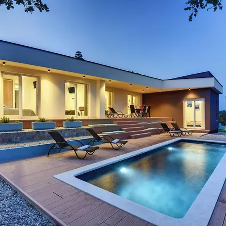 Villa Leonardo With Private Pool Just Minutes From The *