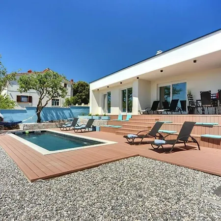 Leonardo With Private Pool Just Minutes From The