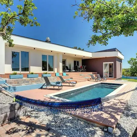 Leonardo With Private Pool Just Minutes From The * Vintijan