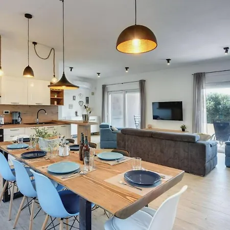 Leonardo With Private Pool Just Minutes From The Villa *